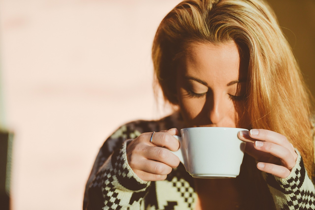 豊胸サプリとコーヒーのカフェインの飲み合わせは大丈夫？