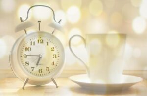 豊胸サプリは飲む時間を朝夜どっちにするのが効果的？